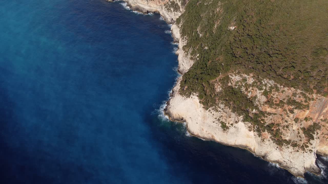 Isola collinare con scogliera rocciosa e acqua di mare blu a Porto Katsiki, Lefkada, Grecia - ripresa aerea dall'alto con drone.
