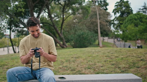 buscando una cámara fotográfica turística relajándose en el banco del parque verde.