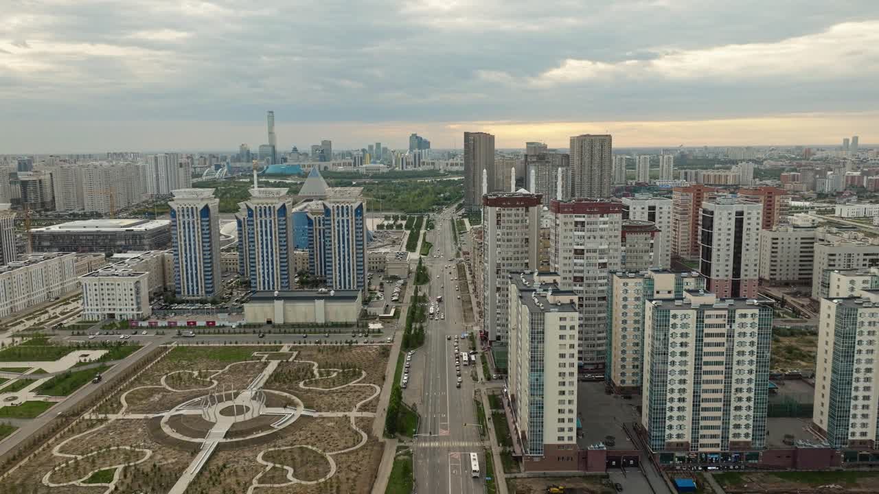 Una veduta di strutture imponenti ad Astana, Kazakistan - Drone che vola in avanti