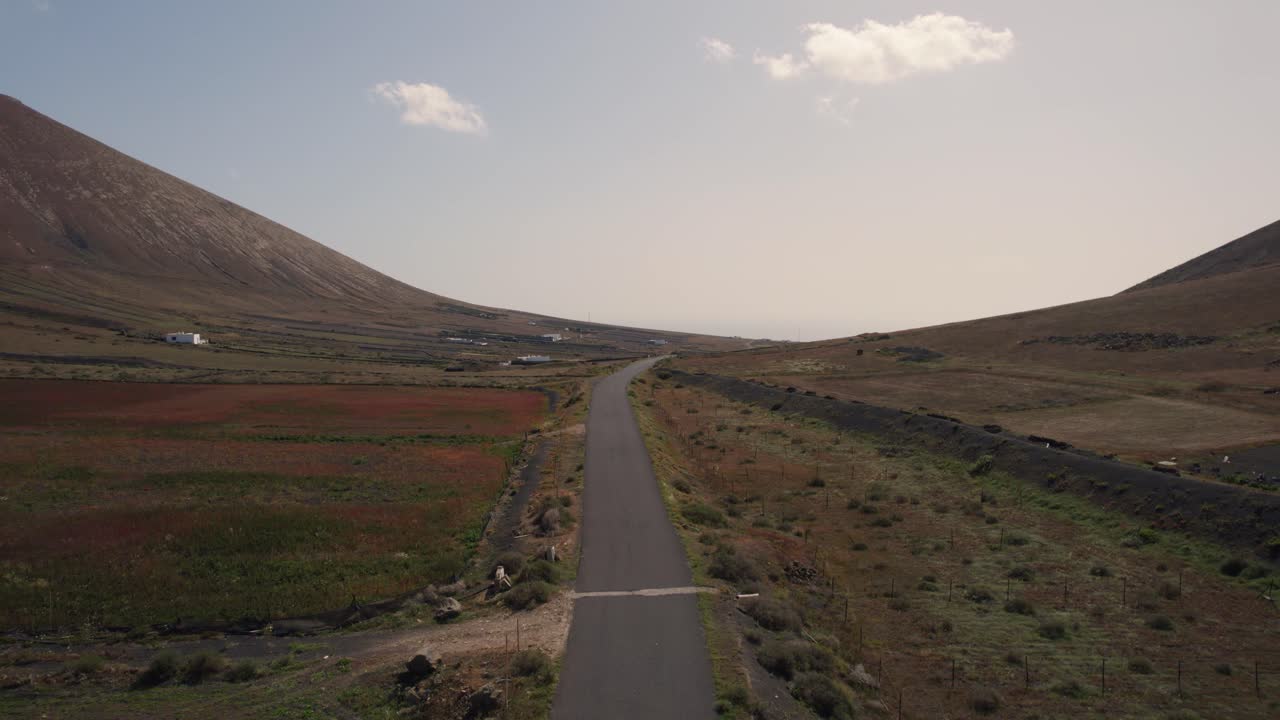 아프리카 서해안을 따라 있는 스페인 카나리아 제도의 일부인 란사로테의 울퉁불퉁한 목장 위를 비행하는 영화 같은 공중 드론