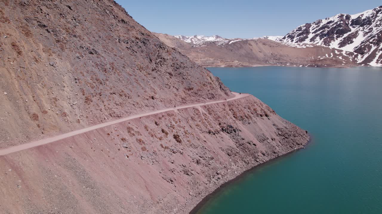 Persone che camminano al Camino Embalse El Yeso di giorno in Cile