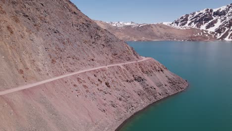 Leute,-Die-Am-Camino-Embalse-El-Yeso-Tagsüber-In-Chile-Gehen