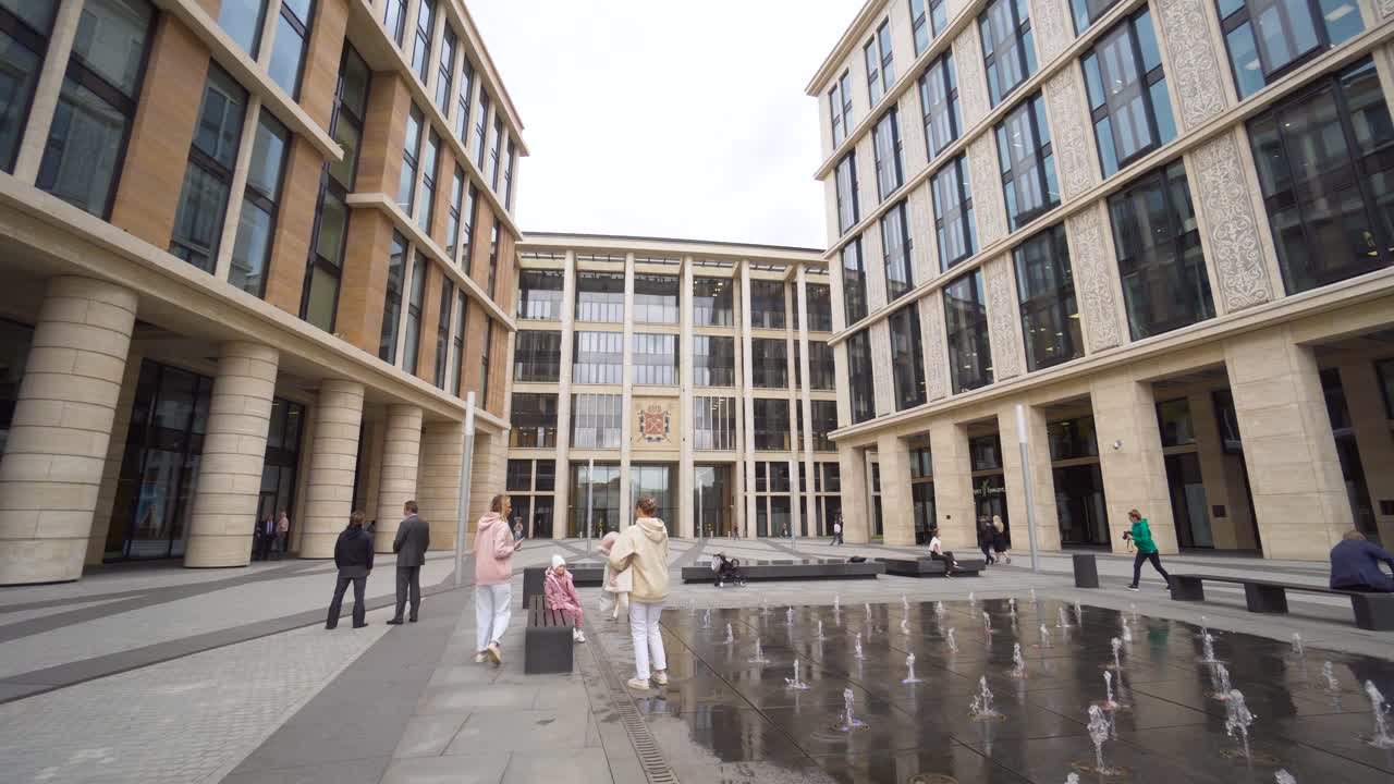 플라자 (plaza) 와 함께 현대적인 유럽 오피스 컴플렉스