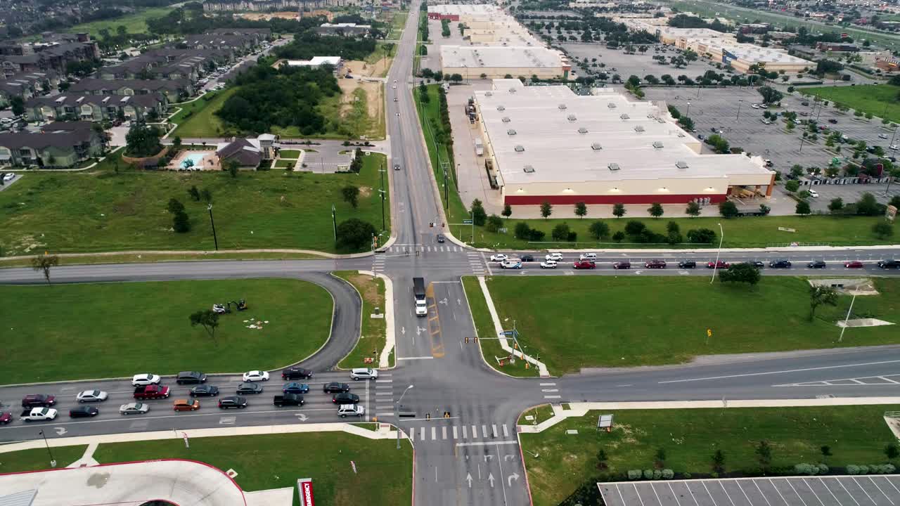 tráfico en un cruce temprano en la mañana justo antes de la hora pico