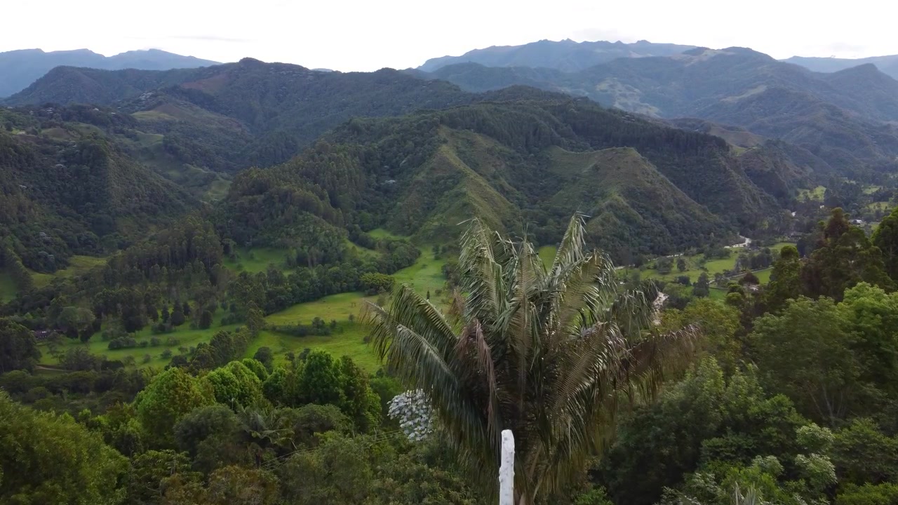 Una croce si trova in cima al mirador (punto panoramico) di Salento, Colombia. I turisti salgono centinaia di gradini per raggiungere questo punto e ammirare la valle circostante e le viste mozzafiato.