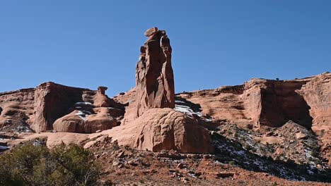pasando por sheep rock en el parque nacional arches durante el día