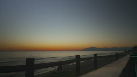 Timelapse-De-La-Puesta-Del-Sol-De-La-Playa-De-Cabopino-Con-Un-Cielo-Despejado