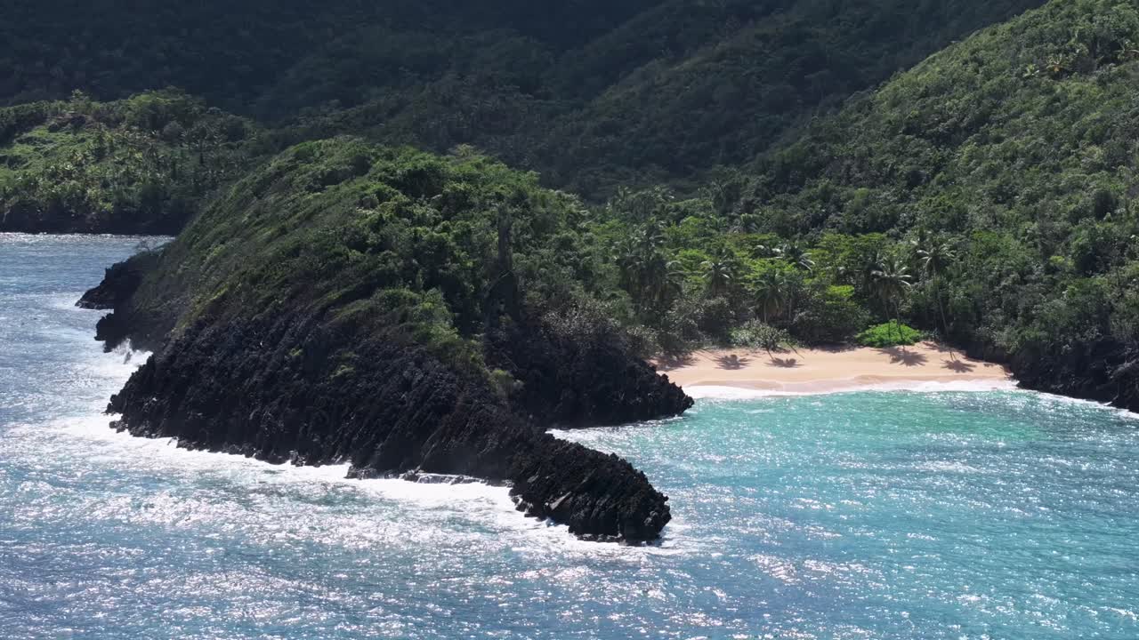 vista aérea de aviones no tripulados de la playa onda y la costa y la playa oculta en la república dominicana