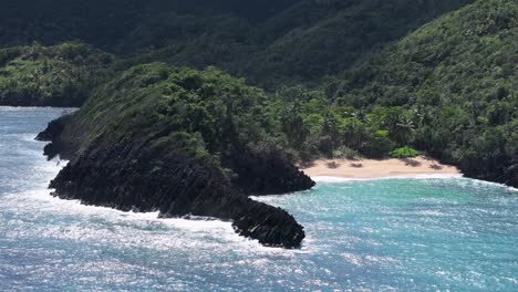 Luftaufnahme-Von-Strand-Und-Küste-Von-Playa-Onda-Und-Verstecktem-Strand-In-Der-Dominikanischen-Republik-Per-Drohne