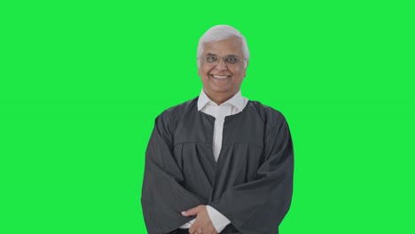 un abogado senior indio feliz sonriendo pantalla verde