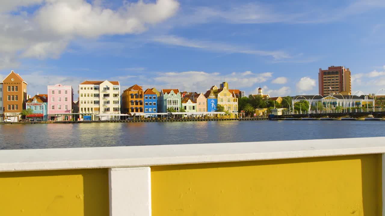 coloridos edificios coloniales holandeses a lo largo del paseo marítimo de la bahía de santa anna en punda, willemstad, en la isla caribeña de curacao