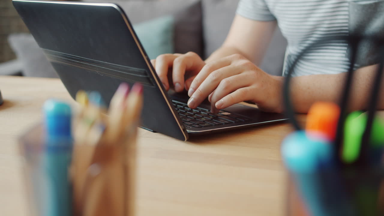 persona escribiendo en una computadora portátil