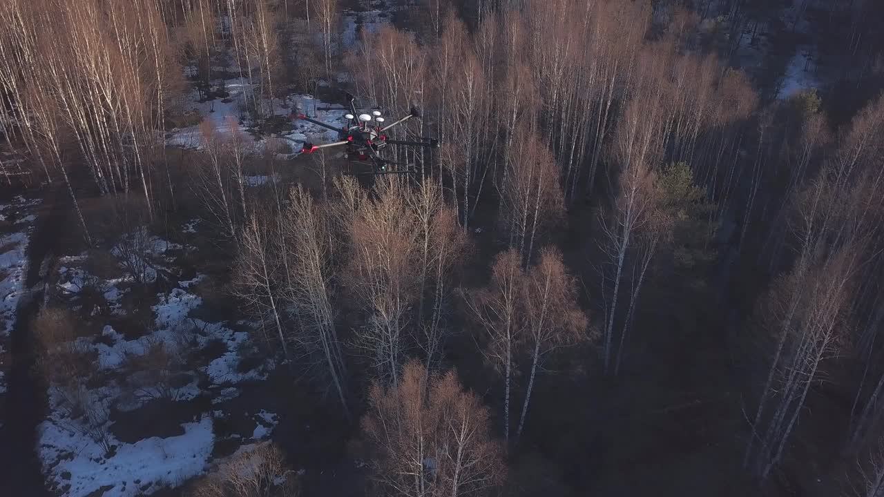 겨울 숲 위 를 날아다니는 드론