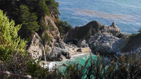 cascada de mcway cove en la costa de big sur