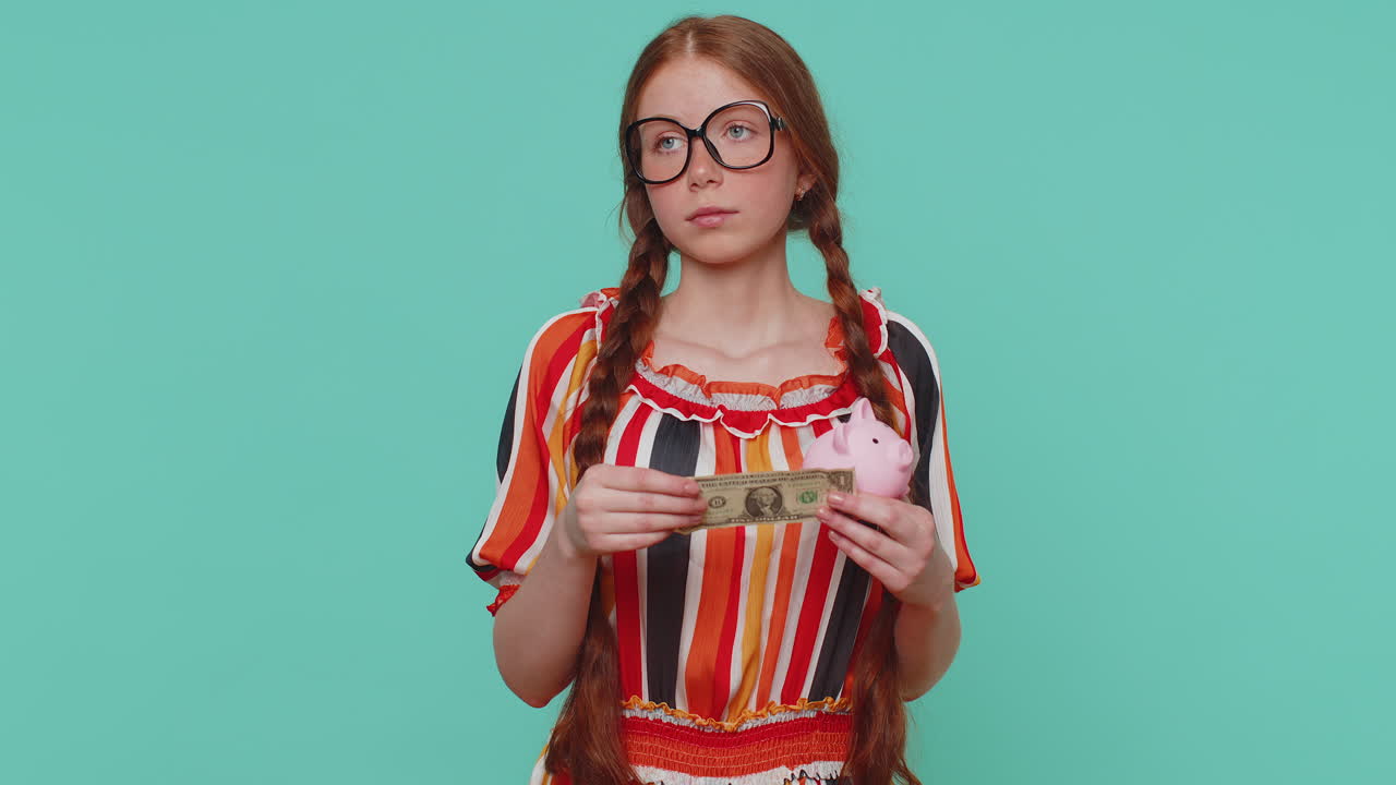 Fattig pige ked af utilstrækkelig mængde penge, holder sparegris, en dollar-seddel, konkurs.