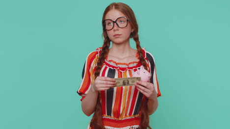 pobre chica molesta por la cantidad insuficiente de dinero, manteniendo piggybank, una bancarrota de billete de un dólar