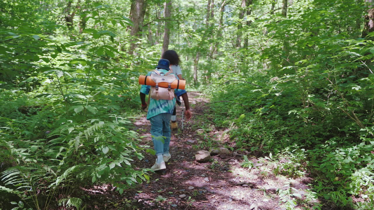 pareja de senderismo en el bosque