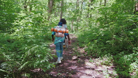 pareja de senderismo en el bosque