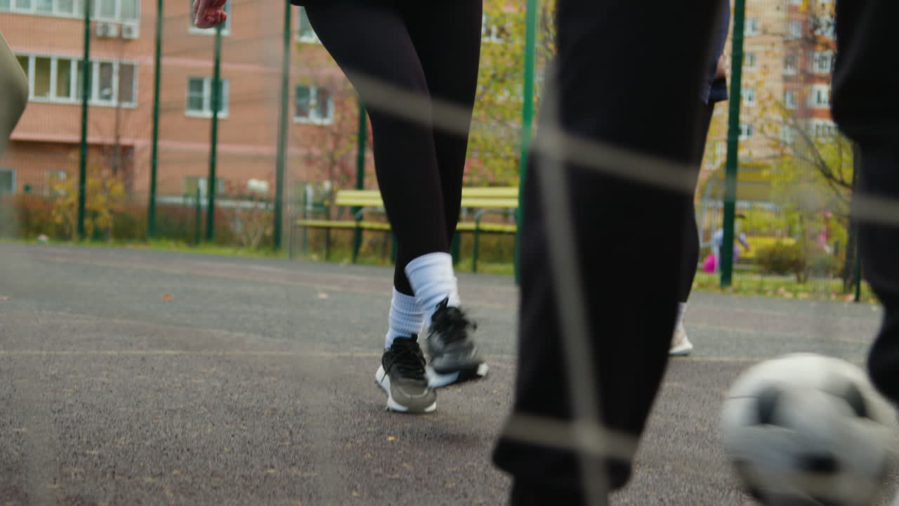 mujeres jugando al fútbol