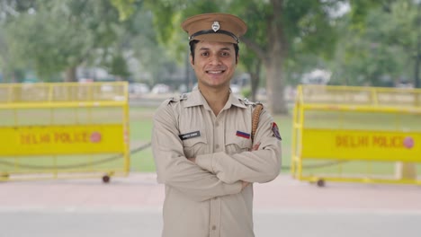 retrato de un feliz oficial de policía indio