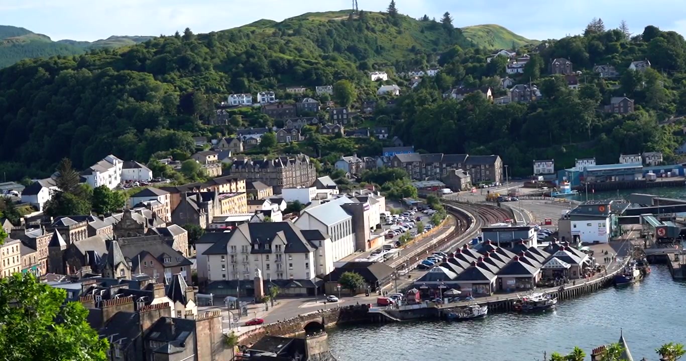 Edifici sul lungomare a Oban, Scozia, in una giornata di sole