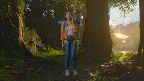 cuerpo lleno de excursionista asiática con mochila de montañismo sonriendo y hablando en el teléfono inteligente mientras explora la naturaleza del bosque