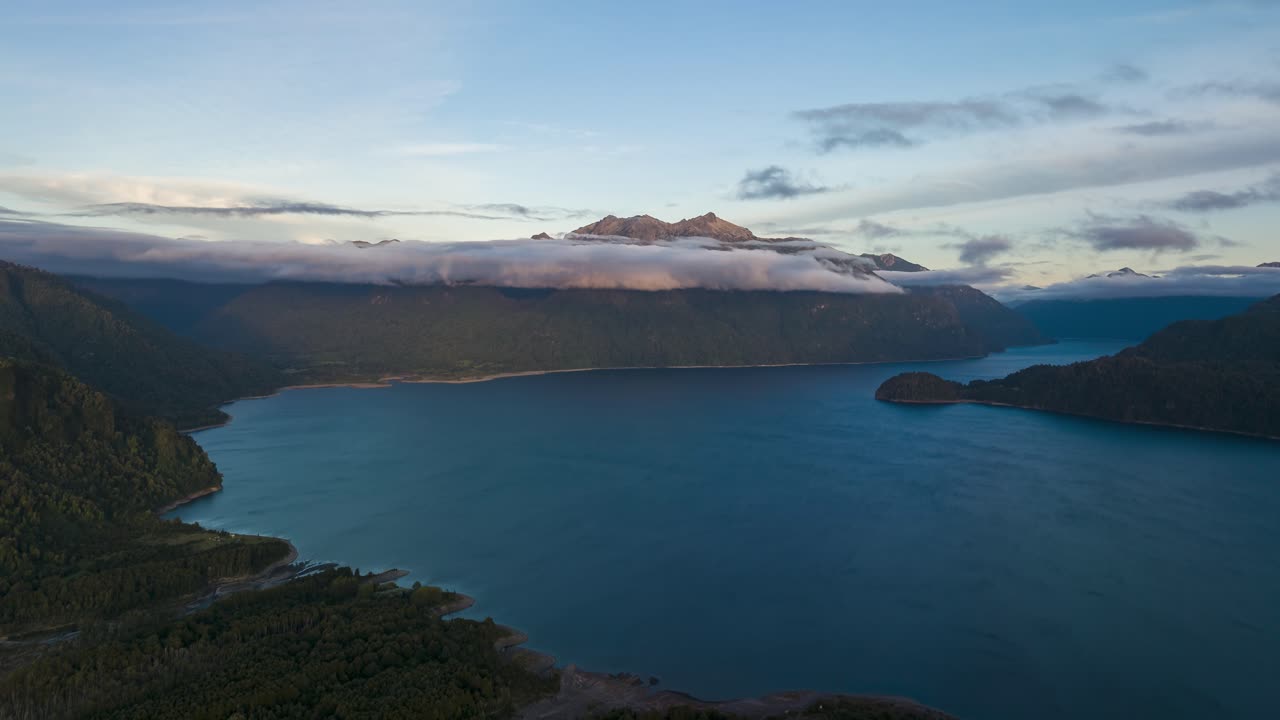 lapso de tiempo aéreo sobre el lago chapo y la reserva nacional de llanquihue durante la hora azul