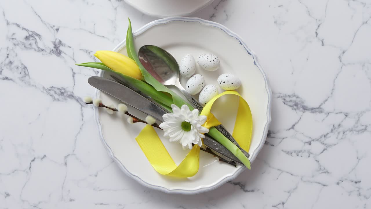 흰색 대리석 테이블 상단 보기에서 봄 부활절 테이블 설정