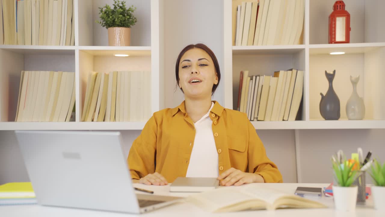 숙제를 끝낸 여학생은 행복하고 평화롭습니다.