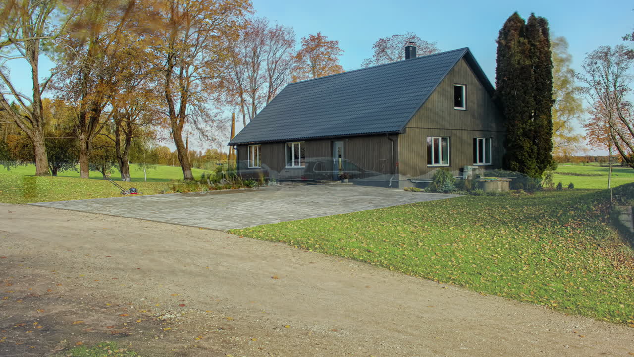 Time-lapse af husbyggeri og vejrets skiften gennem alle årstider, moderne hus i et landligt landskab