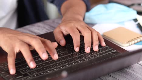 persona escribiendo en una computadora portátil