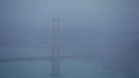 un lapso de tiempo nebuloso de la bahía de san francisco con una vista nebulosa del puente golden gate