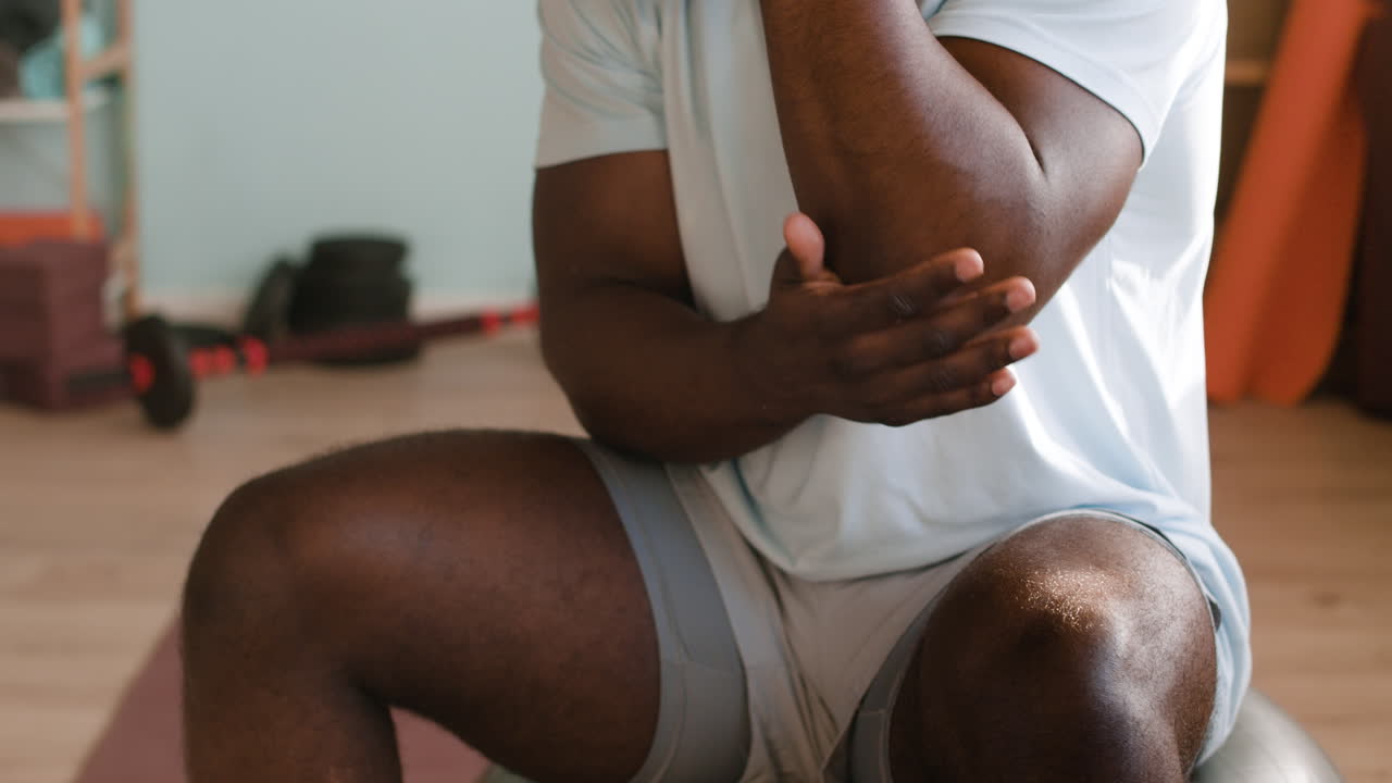 hombre con dolor en el codo