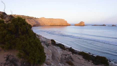 mañana tranquila, vista de la costa desde lo alto del acantilado