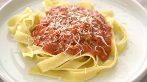 Pasta-Fettuccine-A-La-Boloñesa-De-Cerdo-Con-Queso-Parmesano---Estilo-De-Comida-Italiana