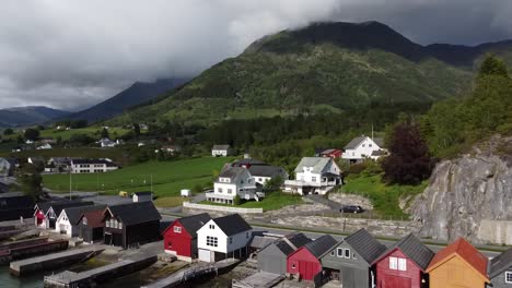 Vista-De-Drones-De-Las-Coloridas-Casas-De-Botes-En-Noruega-Escandinavia