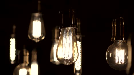 encendiendo y apagando la luz. decorativas bombillas de estilo edison antiguas colgando del techo.
