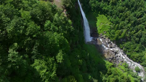 Cascada-Foroglio-En-Suiza.-Aéreo-De-Arriba-Hacia-Abajo-Hacia-Adelante