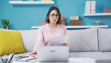 una mujer de negocios enojada trabaja desde casa y tiene problemas comerciales.