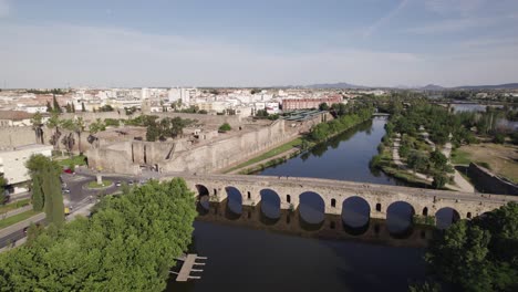 Atemberaubende-Luftaufnahme-Von-Alcazaba-Vom-Ruhigen-Fluss-Guadiana-Aus