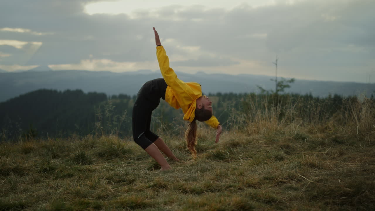 chica haciendo ejercicio de yoga. mujer de yoga haciendo postura de yoga de puente en las montañas