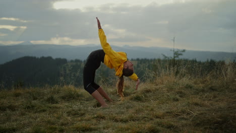 Mädchen,-Das-Yoga-Übungen-Durchführt.-Yoga-Frau-Macht-Bridge-Yoga-Pose-In-Den-Bergen