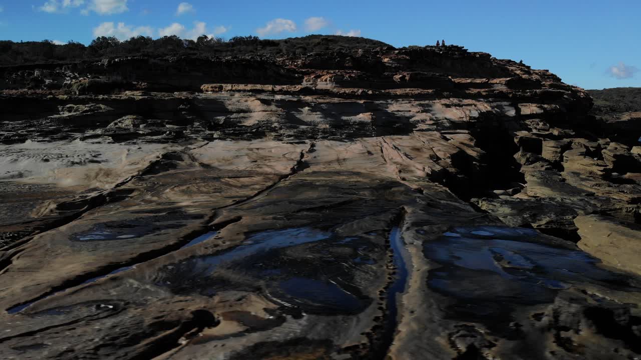 Dronebeelden van Australische rotsformaties, video van een zandsteenlandschap in 4K.