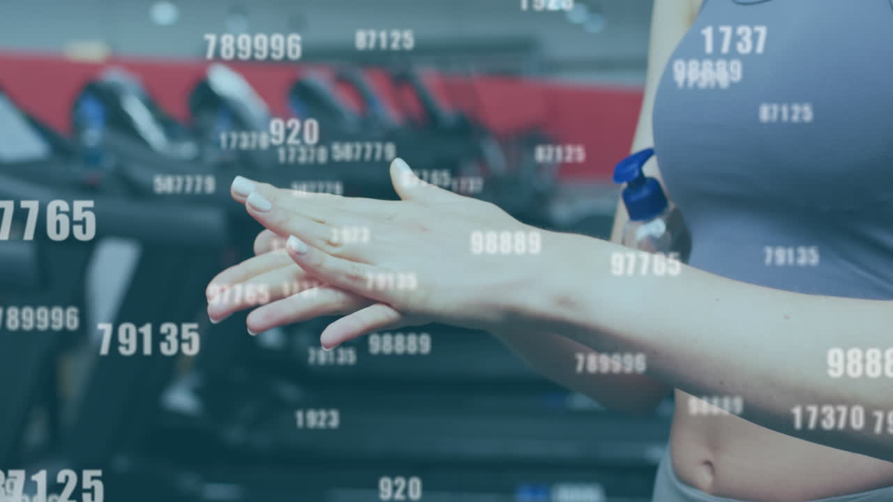 체육관에서 손 소독제를 사용하는 여성의 중간 섹션에 대해 여러 번 바뀌는 숫자