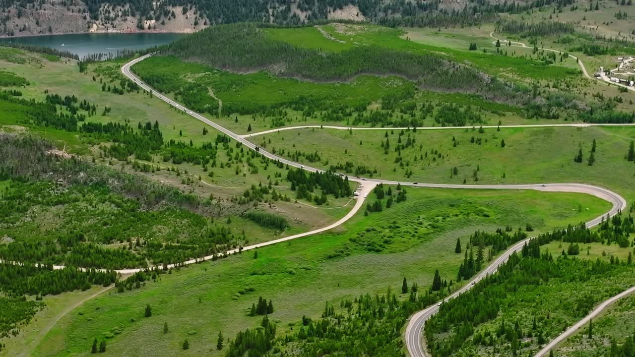 Vista panoramica di una strada tortuosa nella campagna del Colorado durante il giorno