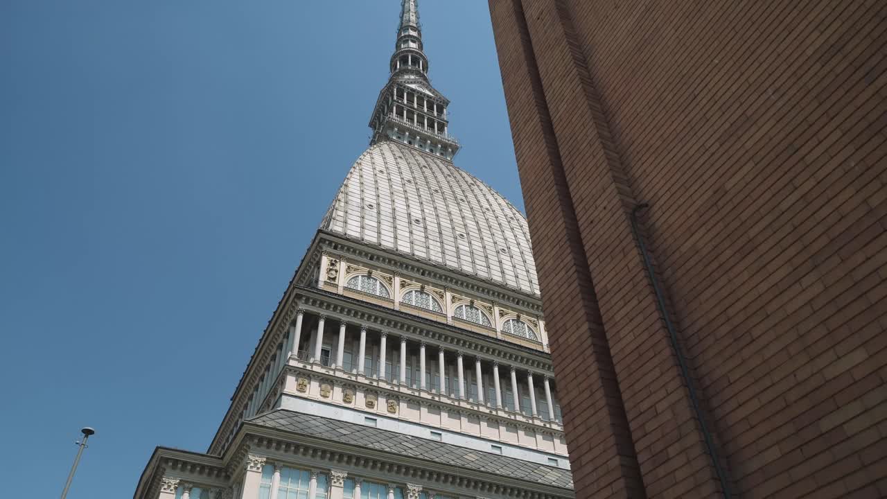 시네마틱, 토리노 두더지의 설정 샷