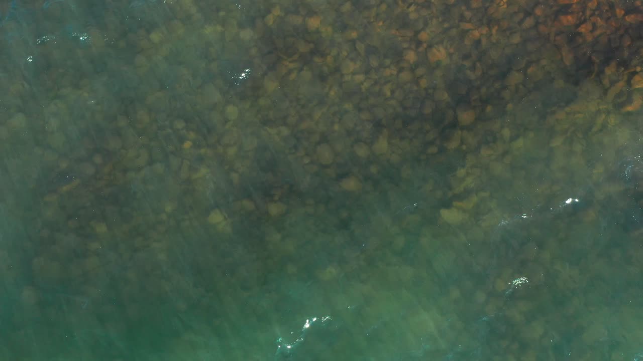 una toma aérea dinámica sobre el lago superior en minnesota mientras mira hacia abajo, hacia el agua