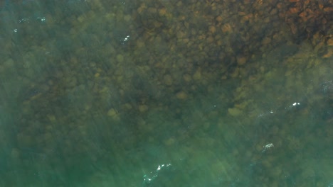 una toma aérea dinámica sobre el lago superior en minnesota mientras mira hacia abajo, hacia el agua