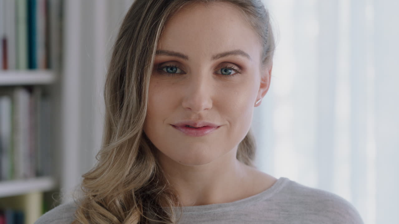 retrato de una mujer joven hermosa sonriendo feliz sintiéndose positiva segura de sí misma belleza femenina concepto de imagen 4k