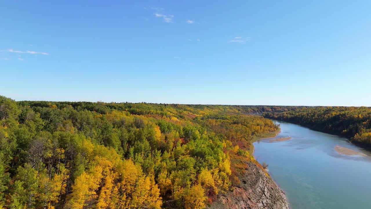데본의 다채로운 드론 뷰는 숨막히는 가을 풍경을 드러내고 돌아갑니다.